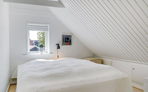 Naina - 200M from the Sea: Bois, Plafond, Design Intérieur, Chambre, Sol, Sol, Lit, Éclairage, Domicile, Grenier