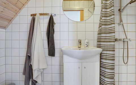Naina - 200M from the Sea: Sol, Design Intérieur, Luminaire Plomberie, Sol, Salle De Bains, Plomberie, Évier, Robinet, Pièce, Tuile