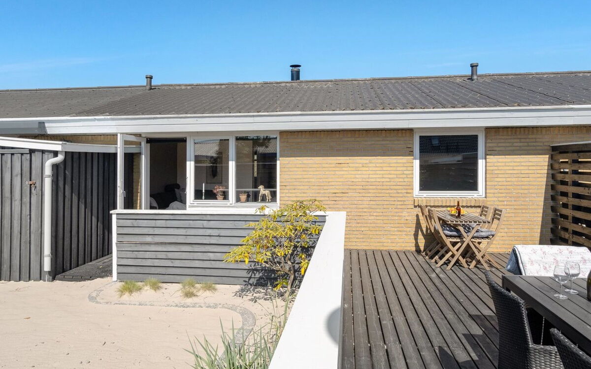 ernesta - 1km From The Sea