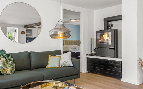 Murtuz - 900M from the Sea: Meubles, Design Intérieur, Sol, Bois, Sol, Salon, Domicile, Luminaire, Plafond, Éclairage