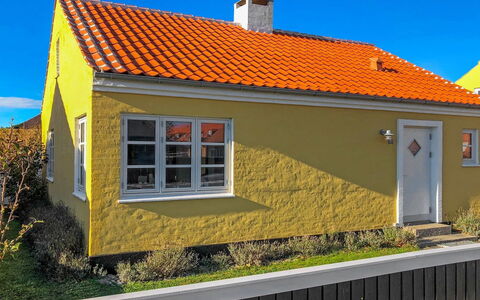 Fulla - 1.1Km from the Sea: Fenêtre, Jaune, Maison, Toit, Chalet, Domicile, Fenêtre À Guillotine, Siding, Peindre, Ferme