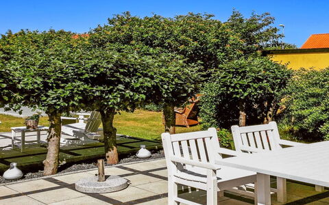 Fulla - 1.1Km from the Sea: Arbuste, Ombre, Jardin, Suppression Des Plantes Ligneuses, Pot De Fleur, Aménagement Paysager, Cour, Mobilier De Jardin, Passerelle, Extérieur Banc
