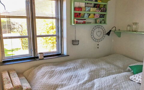 Fulla - 1.1Km from the Sea: Meubles, Chambre, Design Intérieur, Lit, Mur, Literie, Drap De Lit, Linge, Bois, Sol