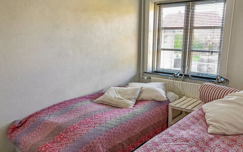 Fulla - 1.1Km from the Sea: Lit, Chambre, Literie, Sol, Mur, Drap De Lit, Sol, Linge, Bois, Design Intérieur