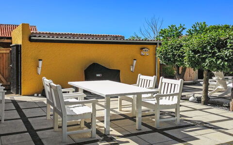 Fulla - 1.1Km from the Sea: Meubles, Mobilier De Jardin, Chaise, Table, Tableau De Plein Air, Table Cuisine Et Salle A Manger, Ombre, Table Basse, Patio