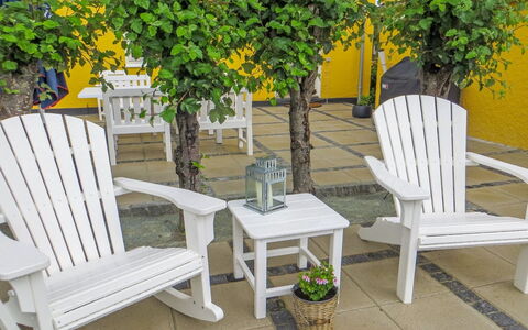 Fulla - 1.1Km from the Sea: Meubles, Mobilier De Jardin, Chaise, Dur, Tableau De Plein Air, Tache De Bois, Accoudoir, Jardin, Patio, Pot De Fleur