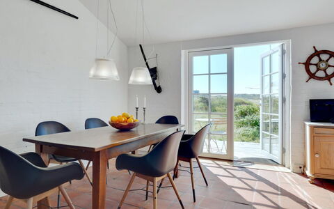Jantje - 500M from the Sea: Meubles, Sol, Design Intérieur, Chaise, Bois, Sol, Table, Salle À Manger, Table Cuisine Et Salle A Manger, Éclairage