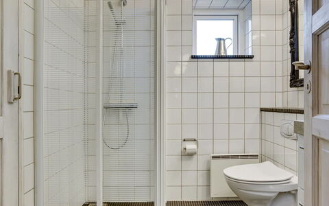 Jantje - 500M from the Sea: Salle De Bains, Siège De Toilette, Luminaire Plomberie, Mur, Toilette, Sol, Sol, Design Intérieur, Plomberie, Tuile