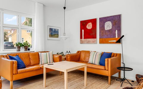 Hansiane - 500M from the Sea: Meubles, Canapé, Design Intérieur, Sol, Salon, Bois, Sol, Appartement, Domicile