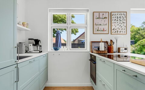 Hansiane - 500M from the Sea: Bois, Sol, Cabinetry, Appareil De Cuisine, Cuisine, Design Intérieur, Sol, Meubles, Comptoir, Tiroir
