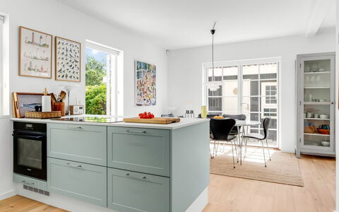 Hansiane - 500M from the Sea: Sol, Cuisine, Meubles, Cabinetry, Design Intérieur, Appareil De Cuisine, Comptoir, Bois, Sol, Principaux Appliance