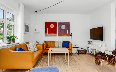 Hansiane - 500M from the Sea: Meubles, Canapé, Design Intérieur, Sol, Mur, Sol, Salon, Bois, Appartement, Pièce