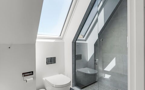 Hansiane - 500M from the Sea: Sol, Plafond, Luminaire Plomberie, Sol, Design Intérieur, Salle De Bains, Plomberie, Verre, Tuile, Toilette