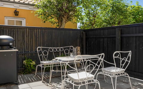Hansiane - 500M from the Sea: Meubles, Mobilier De Jardin, Chaise, Table, Tableau De Plein Air, Table Basse, Pot De Fleur, Table Cuisine Et Salle A Manger, Jardin, Patio