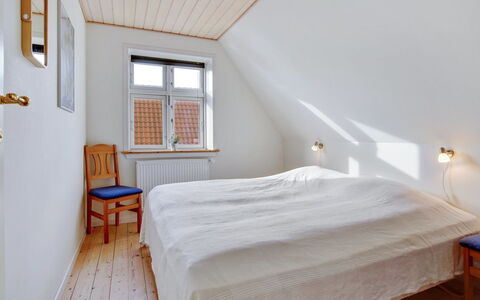Hansiane - 500M from the Sea: Lit, Chambre, Mur, Drap De Lit, Bois, Literie, Sol, Sol, Design Intérieur, Cadre De Lit
