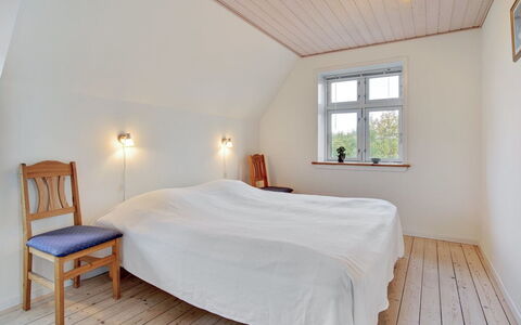 Hansiane - 500M from the Sea: Lit, Chambre, Mur, Sol, Sol, Bois, Design Intérieur, Plafond, Meubles, Parquet
