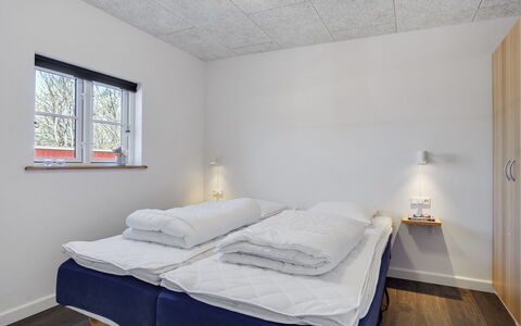 Arlene - 800M from the Sea: Plafond, Chambre, Lit, Literie, Drap De Lit, Pièce, Cadre De Lit, Luminaire, Daylighting