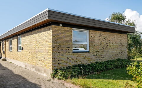 Villum - 700M from the Sea: Architecture, Toit, Domicile, Composite, Daylighting, Siding, Allée
