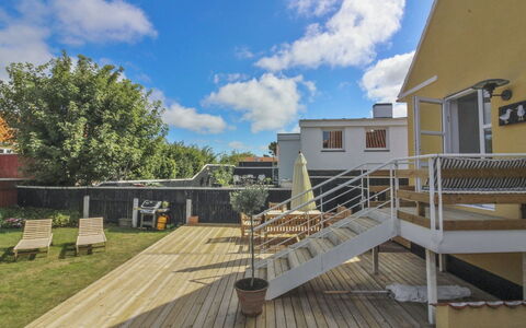 Elka - 100M from the Sea: Appartement, Ombre, Balcon, Chaise, Clôture, Mobilier De Jardin, Aluminium, Gazon Artificiel