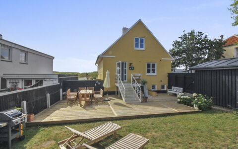 Elka - 100M from the Sea: Appartement, Ombre, Balcon, Chaise, Clôture, Mobilier De Jardin, Aluminium, Gazon Artificiel