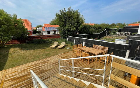 Elka - 100M from the Sea: Appartement, Ombre, Balcon, Chaise, Clôture, Mobilier De Jardin, Aluminium, Gazon Artificiel