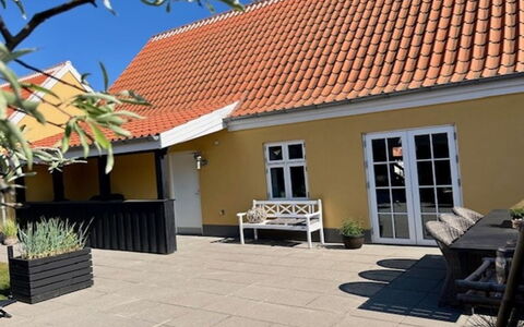 Gine - 1.5Km from the Sea: Toit, Maison, Domicile, Chalet, Porte, Siding, Plate-Forme, Porche, Planche, Dur