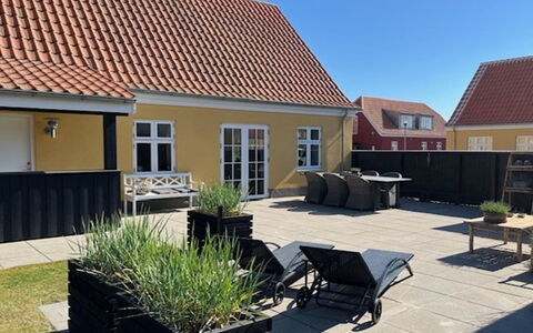 Gine - 1.5Km from the Sea: Toit, Maison, Domicile, Chalet, Porte, Siding, Plate-Forme, Porche, Planche, Dur