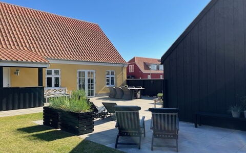Gine - 1.5Km from the Sea: Toit, Maison, Domicile, Chalet, Porte, Siding, Plate-Forme, Porche, Planche, Dur