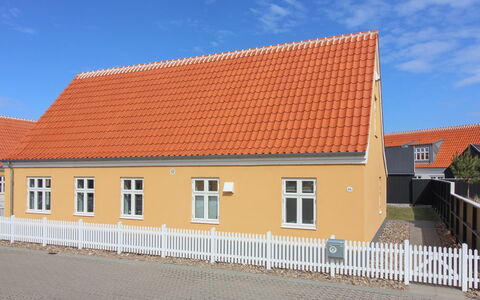 Gine - 1.5Km from the Sea: Toit, Maison, Domicile, Chalet, Porte, Siding, Plate-Forme, Porche, Planche, Dur