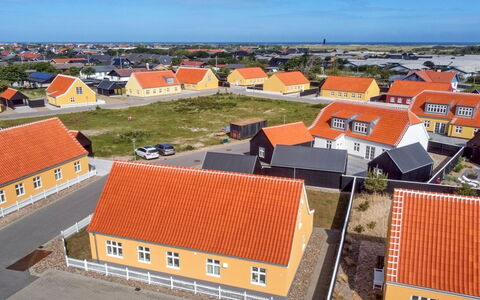 Gine - 1.5Km from the Sea: Toit, Maison, Domicile, Chalet, Porte, Siding, Plate-Forme, Porche, Planche, Dur