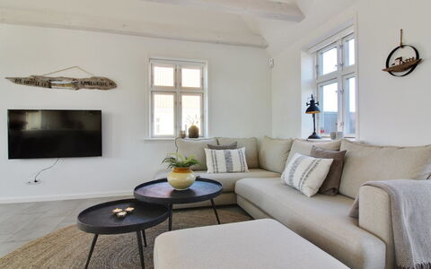 Gine - 1.5Km from the Sea: Toit, Maison, Domicile, Chalet, Porte, Siding, Plate-Forme, Porche, Planche, Dur