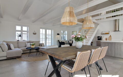 Gine - 1.5Km from the Sea: Toit, Maison, Domicile, Chalet, Porte, Siding, Plate-Forme, Porche, Planche, Dur