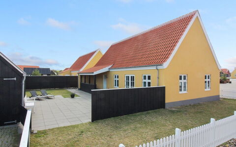 Gine - 1.5Km from the Sea: Toit, Maison, Domicile, Chalet, Porte, Siding, Plate-Forme, Porche, Planche, Dur