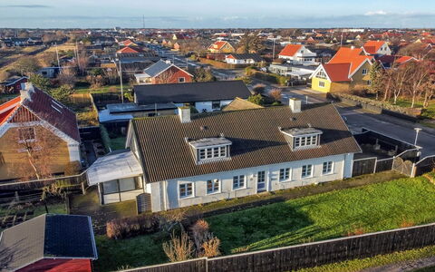 Gæsling - 1.6Km from the Sea: Toit, Maison, Zone Résidentielle, Domicile, Établissements Humains, Chalet, Banlieue, Biens, Cheminée, Allée