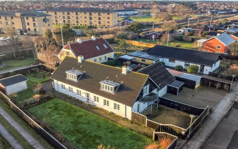 Gæsling - 1.6Km from the Sea: Toit, Maison, Zone Résidentielle, Domicile, Banlieue, Biens, Aménagement Paysager, Allée, Clôture, Cheminée