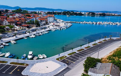 Zadar Sukošan 131: L'Eau, Ciel, Ressources En Eau, Propriété, Bâtiment, Bateau, Infrastructure, Bleu Azur, Navire, Architecture