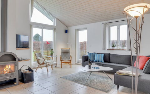 Annesophie - 300M to the Fjord: Meubles, Design Intérieur, Sol, Bois, Plafond, Sol, Canapé, Salon, Chaise, Domicile
