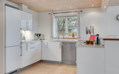 Annesophie - 300M to the Fjord: Sol, Cuisine, Comptoir, Bois, Design Intérieur, Appareil De Cuisine, Sol, Cabinetry, Plafond, Meubles