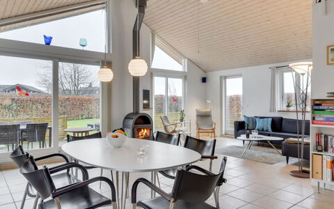 Annesophie - 300M to the Fjord: Bois, Meubles, Domicile, Plafond, Chaise, Design Intérieur, Table Cuisine Et Salle A Manger, Luminaire, Salon, Ombre