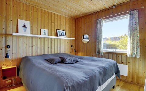 Iadrik - 85M to the Fjord: Lit, Chambre, Design Intérieur, Bois, Drap De Lit, Literie, Plafond, Sol, Meubles, Sol