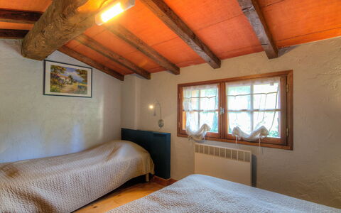Les Oiseaux: Pièce, Chambre, Propriété, Lit, Plafond, Meubles, Design Intérieur, Bâtiment, Faisceau, Cadre De Lit