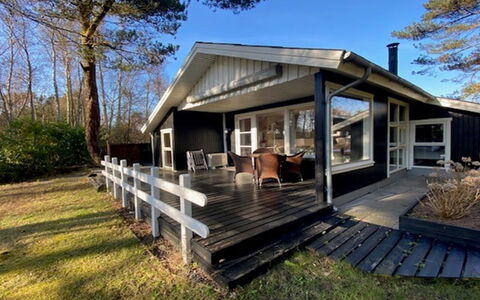 Eweline - 75M from the Sea: Toit, Domicile, Porte, Chalet, Ombre, Siding, Cour, Biens, Arrière-Cour