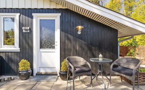 Eweline - 75M from the Sea: Toit, Domicile, Porte, Chalet, Ombre, Siding, Cour, Biens, Arrière-Cour