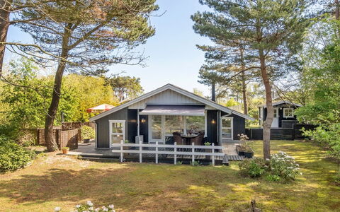 Eweline - 75M from the Sea: Toit, Domicile, Porte, Chalet, Ombre, Siding, Cour, Biens, Arrière-Cour