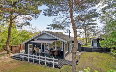Eweline - 75M from the Sea: Maison, Domicile, Toit, Chalet, Porche, Siding, Porte, Biens, Ombre, Batiments Jardin