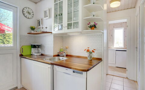 Eweline - 75M from the Sea: Cuisine, Appareil De Cuisine, Comptoir, Design Intérieur, Principaux Appliance, Cabinetry, Sol, Bois, Meubles, Électroménager