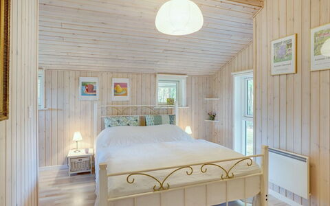 Eweline - 75M from the Sea: Design Intérieur, Sol, Bois, Chambre, Sol, Plafond, Meubles, Lit, Pièce, Éclairage