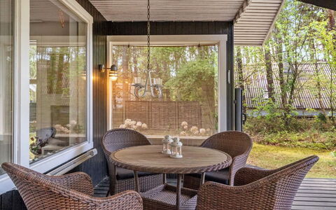 Eweline - 75M from the Sea: Meubles, Bois, Design Intérieur, Plafond, Chaise, Table, Domicile, Sol, Porche, Sol