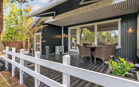 Eweline - 75M from the Sea: Bois, Domicile, Porche, Chalet, Siding, Porte, Ombre, Plate-Forme, Dur, Biens