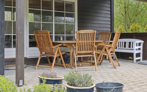 Undis - 660M from the Sea: Meubles, Mobilier De Jardin, Bois, Chaise, Table, Tableau De Plein Air, Dur, Tache De Bois, Ombre, Porche